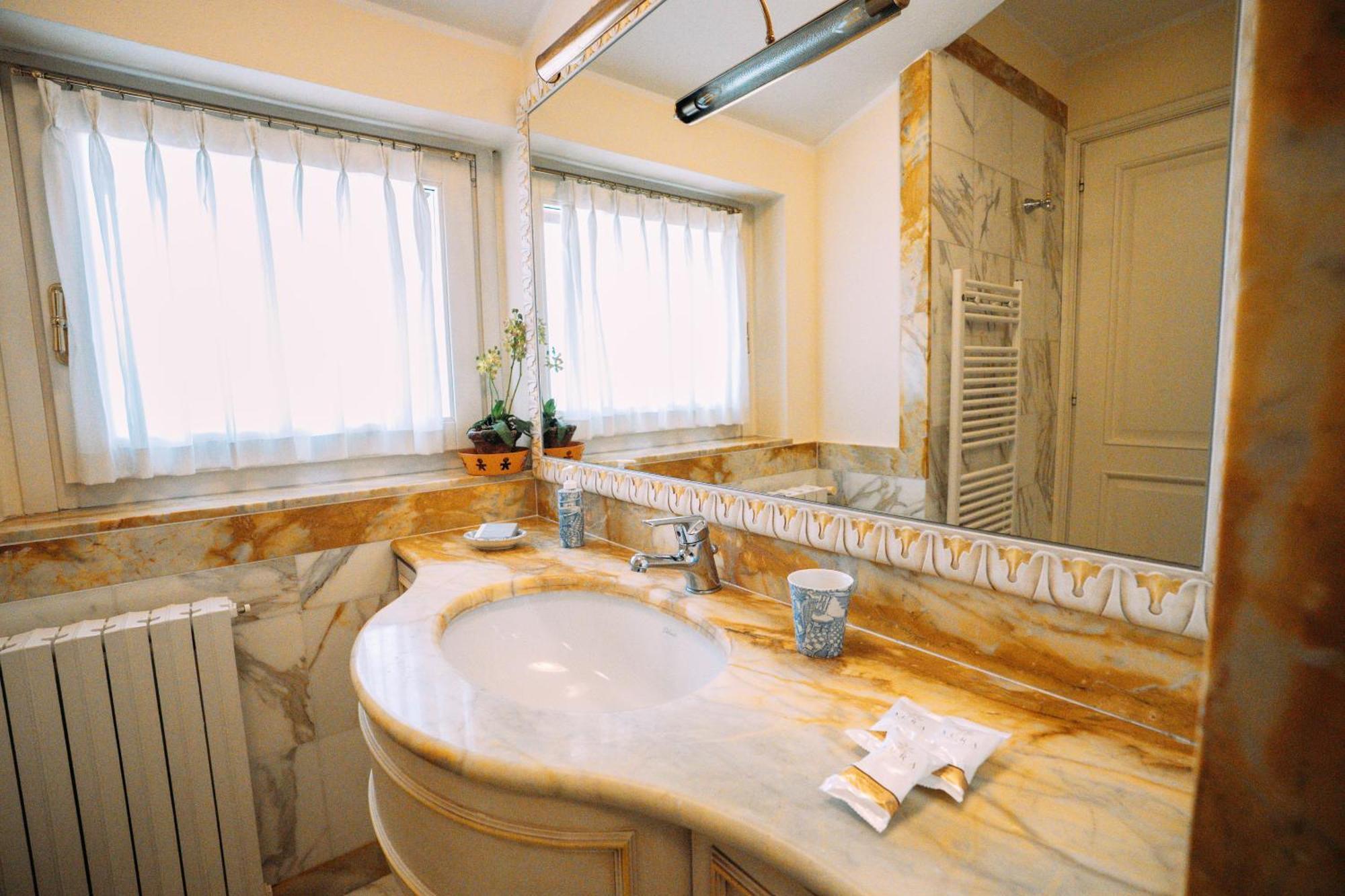 Suite Romantic Vista Lago Стреза Экстерьер фото